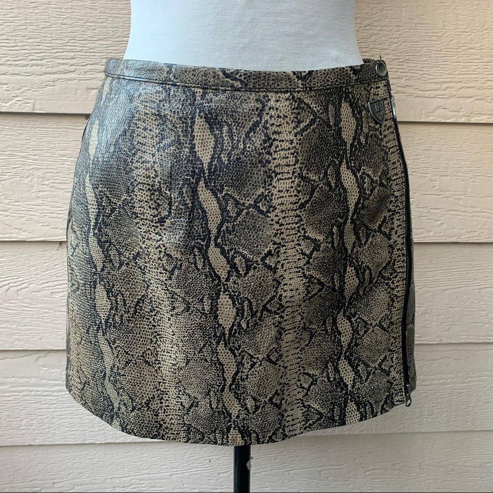 🍒SOLD🍒Harley Davidson Leather Mini Skirt - Picture 2 of 5